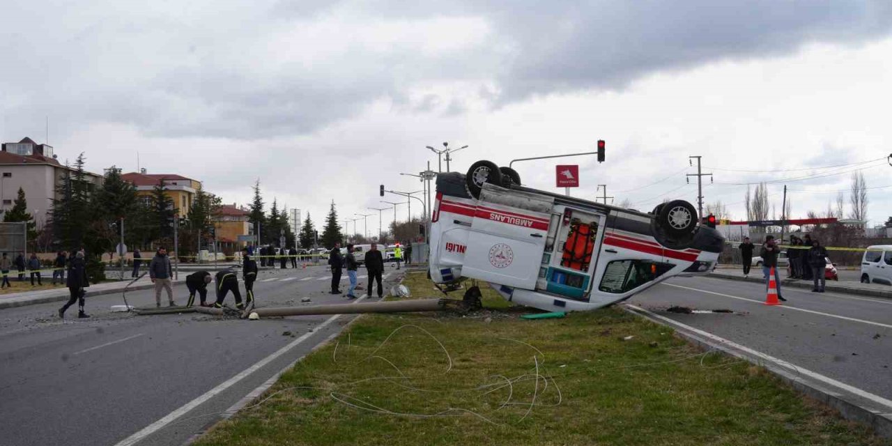 Ambulansla Hafif Ticari Araç Çarpıştı: 3 Sağlık Görevlisi Yaralandı