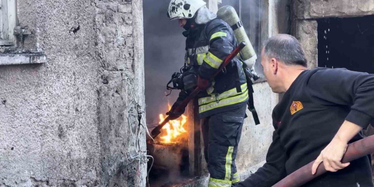 Apartmanın Kömürlüğündeki Yangın Paniğe Neden Oldu