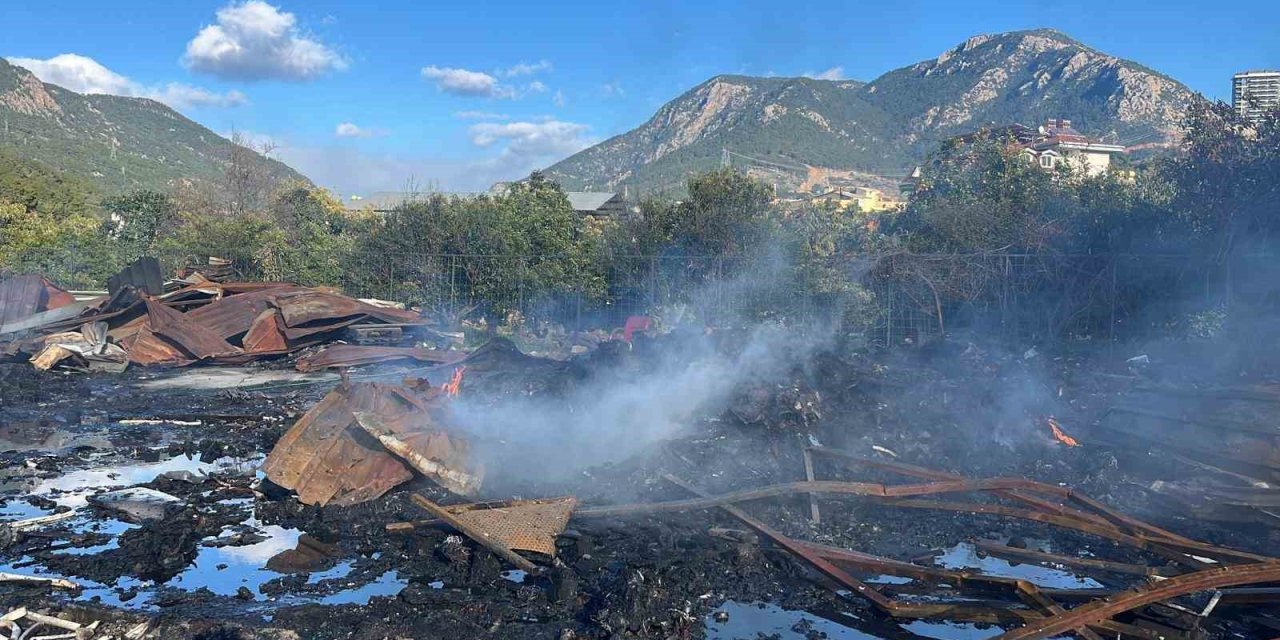 Alanya’da Depo Yakınındaki Yangın Korkuttu