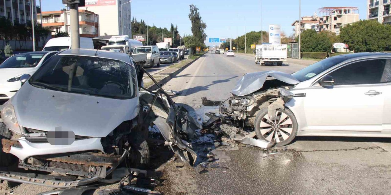 Serik’te İki Otomobil Çarpıştı:2 Yaralı