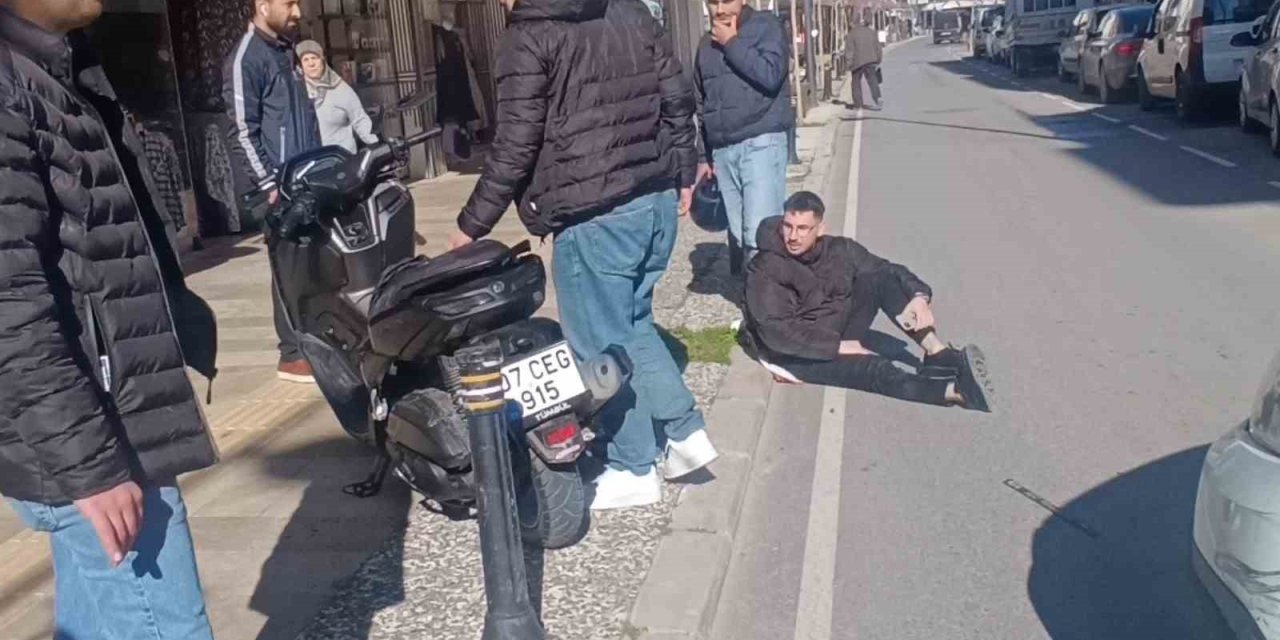 Antalya’da 100 Metre Arayla Motosikletlileri Yola Savuran İki Kaza: 1 Yaralı
