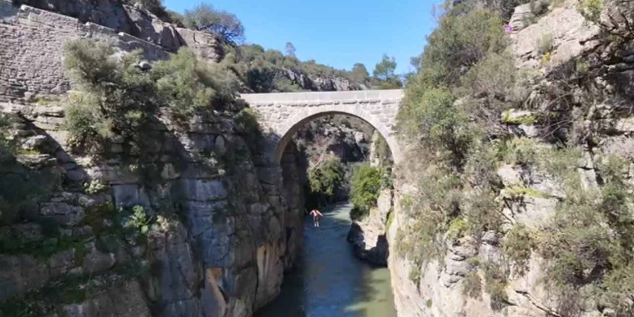 Antalya’da 20 Metre Yükseklikteki Tarihi Köprüden Suya Atlayan Genç Yürekleri Ağza Getirdi