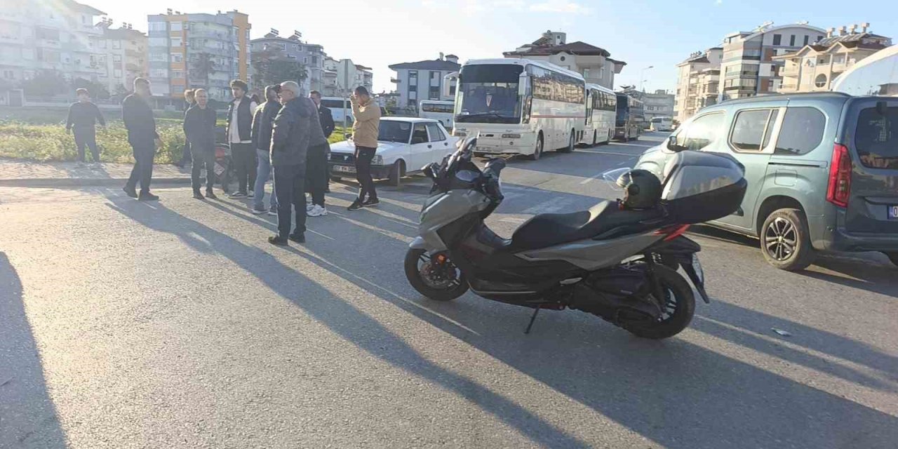 Antalya’da Motosiklet İle Otomobil Çarpıştı: 2 Yaralı