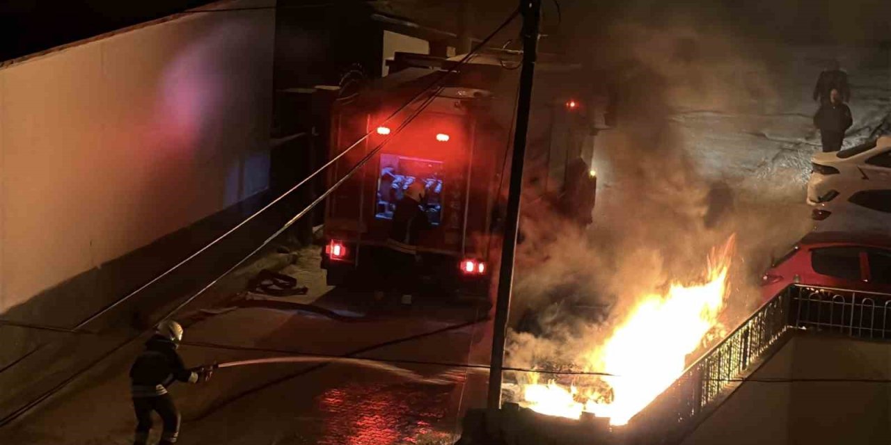 Konya’da Park Halindeki Otomobil Alev Alev Yandı