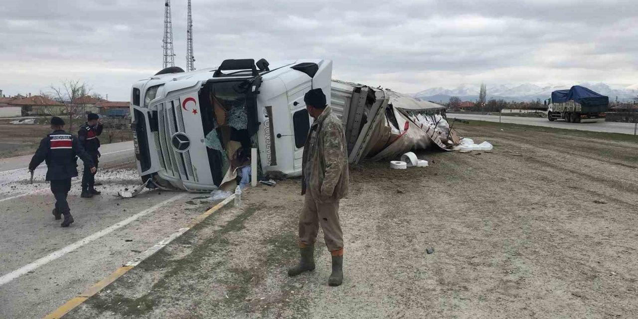 Konya’da İplik Yüklü Tır Devrildi: 1 Yaralı