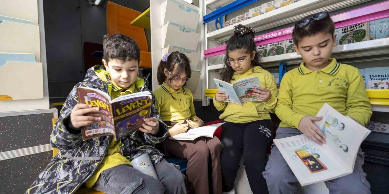 Mersin’de Çocuklar Tiyatro Ve Kitobüs İle Buluştu