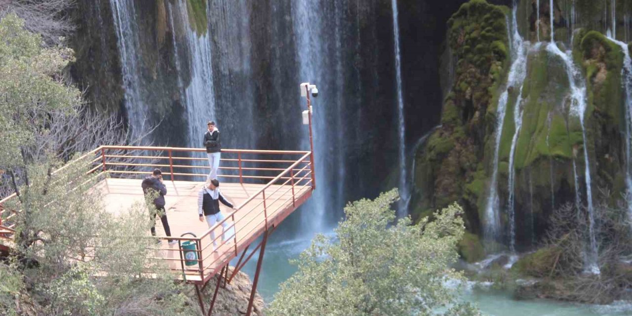 Mersin’in Saklı Cenneti Yerköprü Şelalesi Ziyaretçileri Hayran Bırakıyor