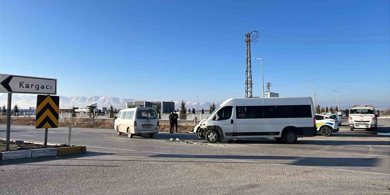 Ereğli’de Kamyonet İle Okul Servis Minibüsü Çarpıştı: 5 Yaralı