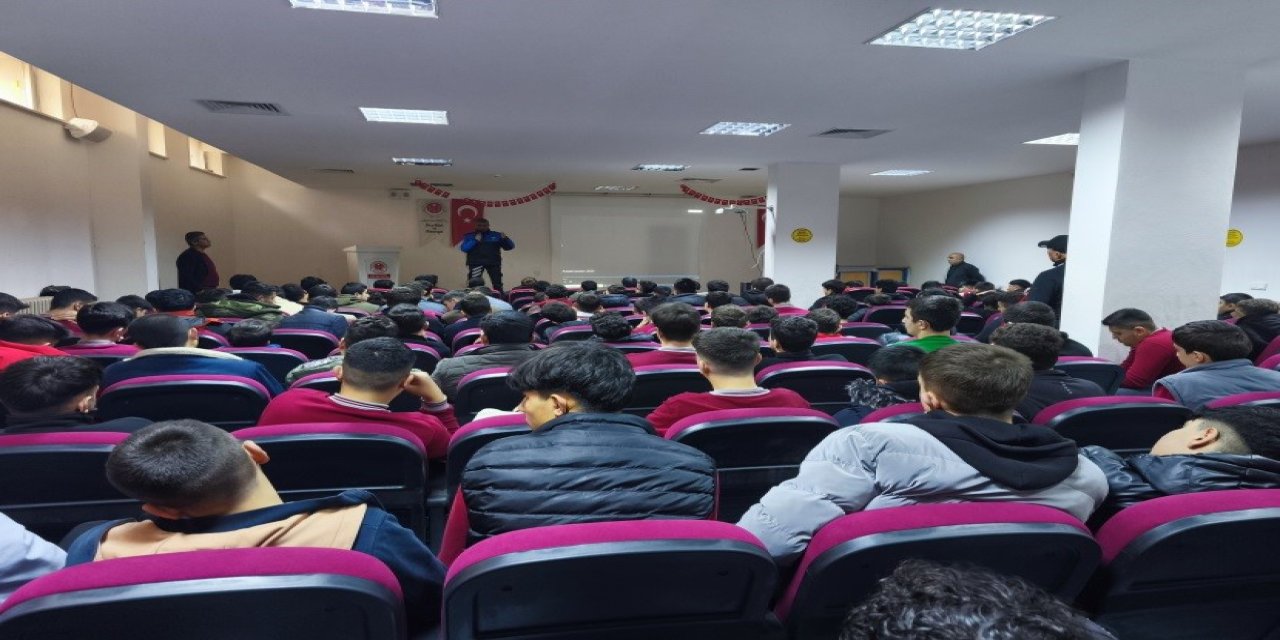 Polisten Niğde’de Vatandaş Ve Öğrencilere Yönelik Bilgilendirme Çalışmaları