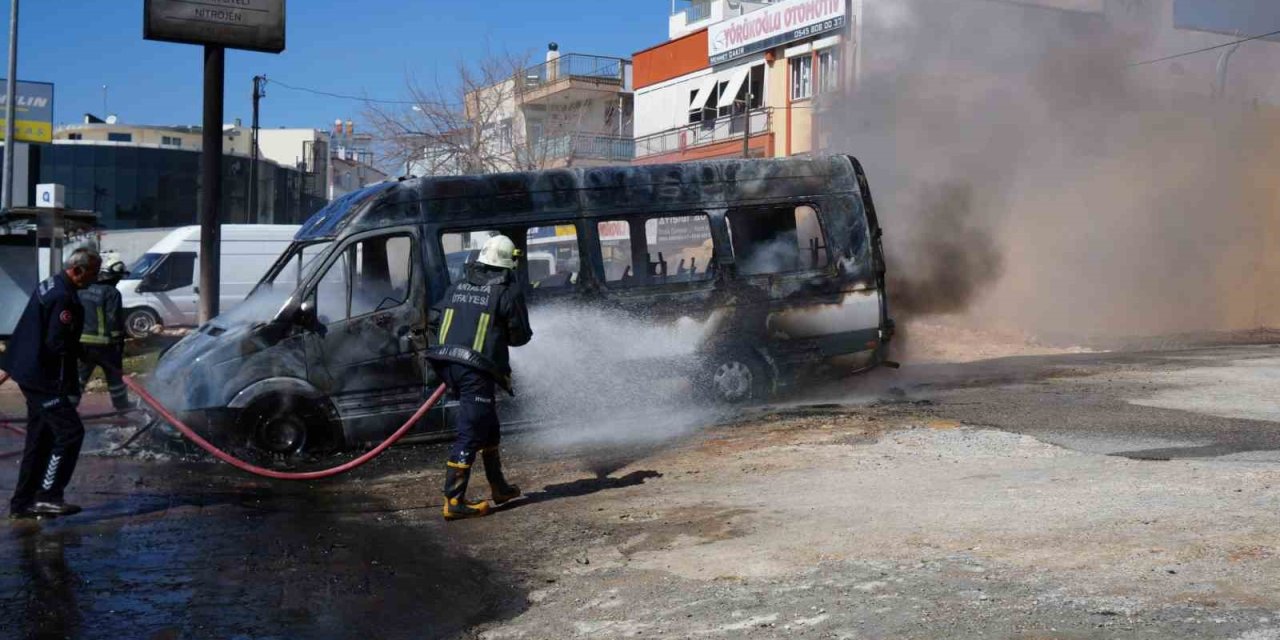 Park Halindeki Servis Ve Otomobil Alev Alev Yandı, Araç Sahibi Kriz Geçirdi