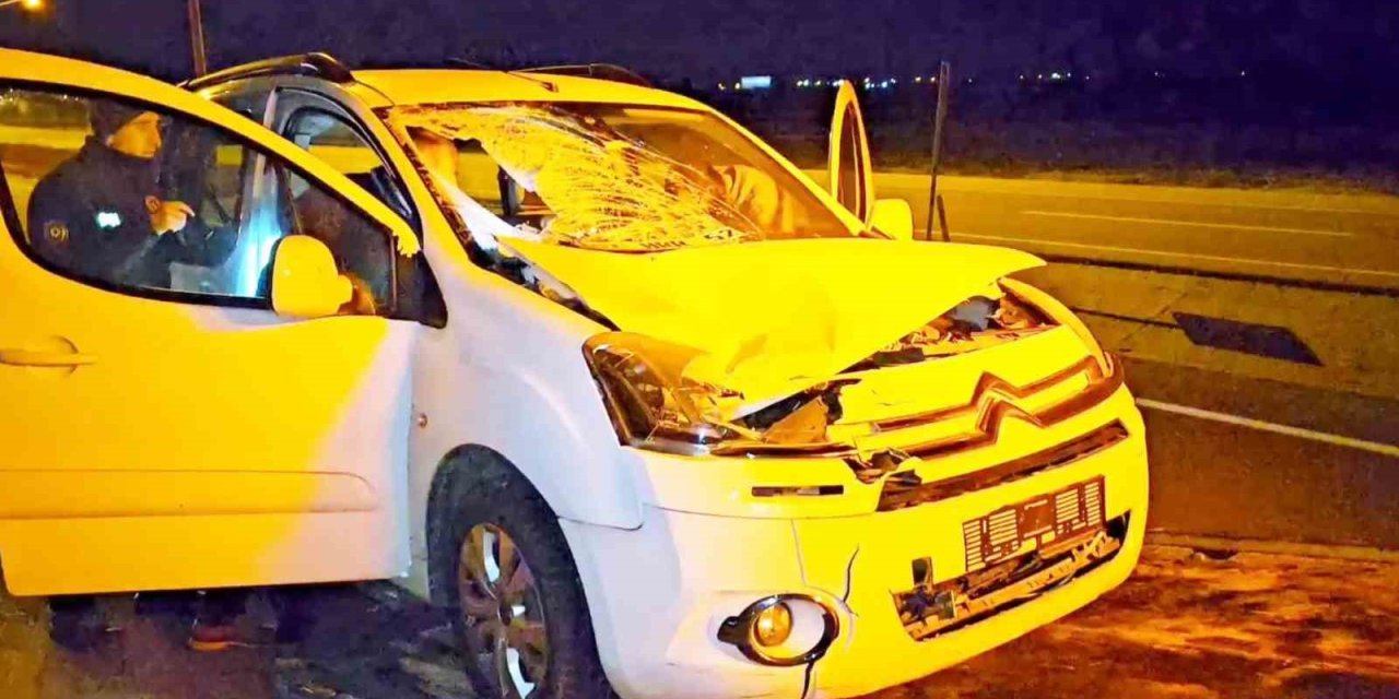 Aksaray’da Hafif Ticari Araç Yayaya Çarptı: 1’i Ağır 2 Yaralı