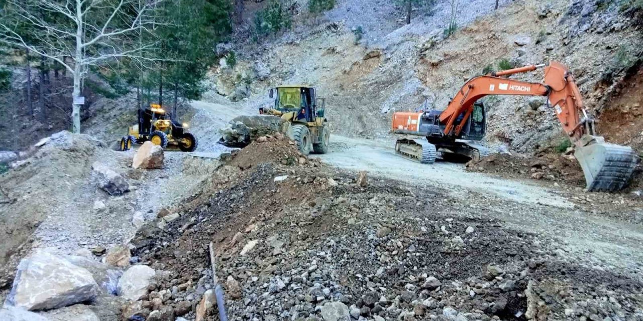 Alanya Yollarında Kış Mesaisi Sürüyor