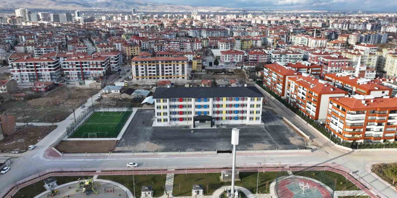 Karatay’da 8 Okula Fıfa Standardında Yeni Halı Saha