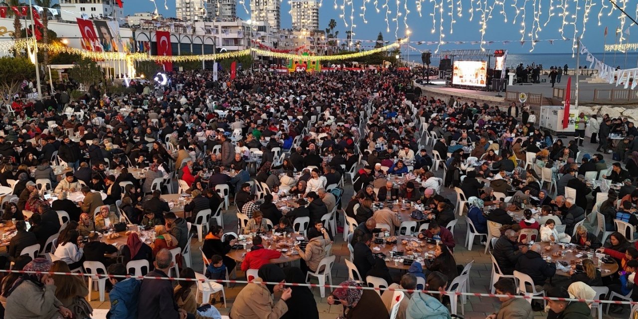 10 Bin Kişi Deniz Kenarında İftarda Buluştu