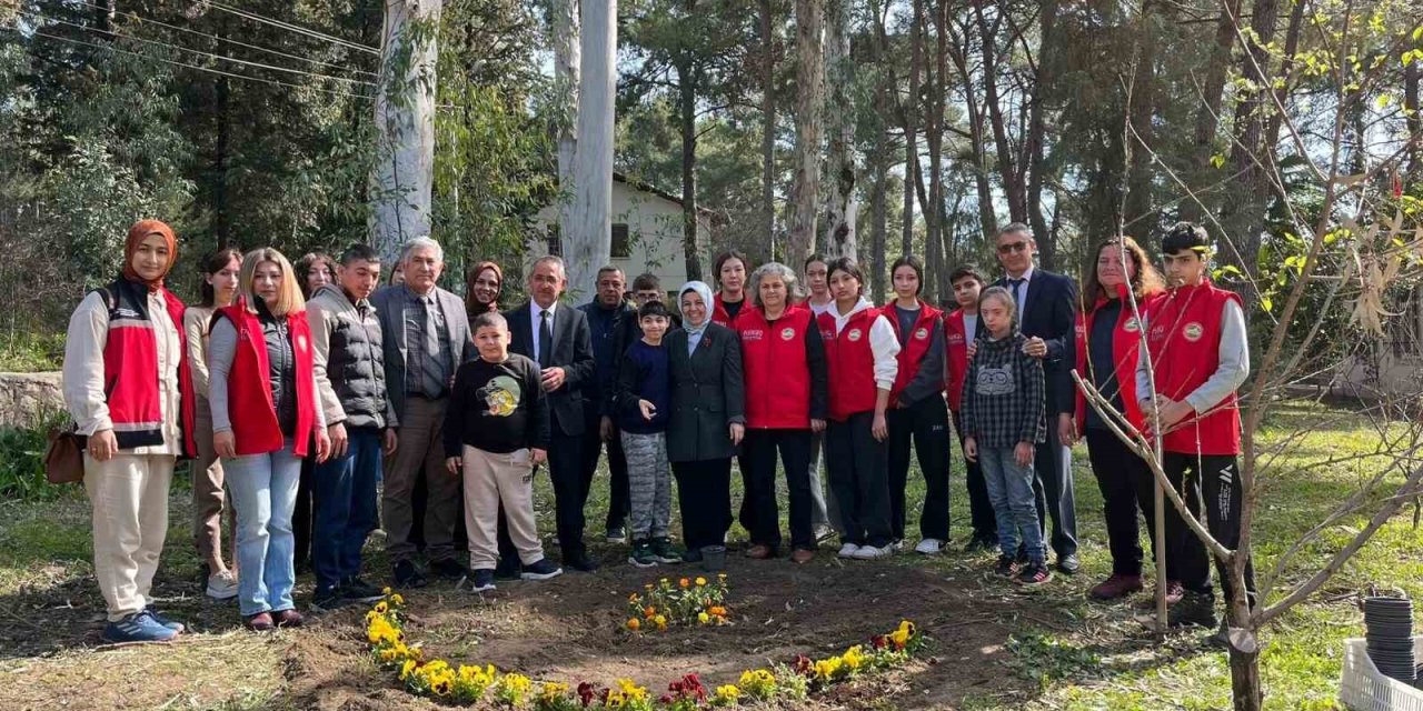 Tarım Lisesi Öğrencilerinden Özel Eğitim Okuluna Çiçekli Destek
