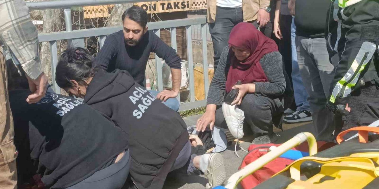 Kaza Haberini Alıp Geldi, Kızının Elini Tutup Başını Okşayarak Teselli Etti
