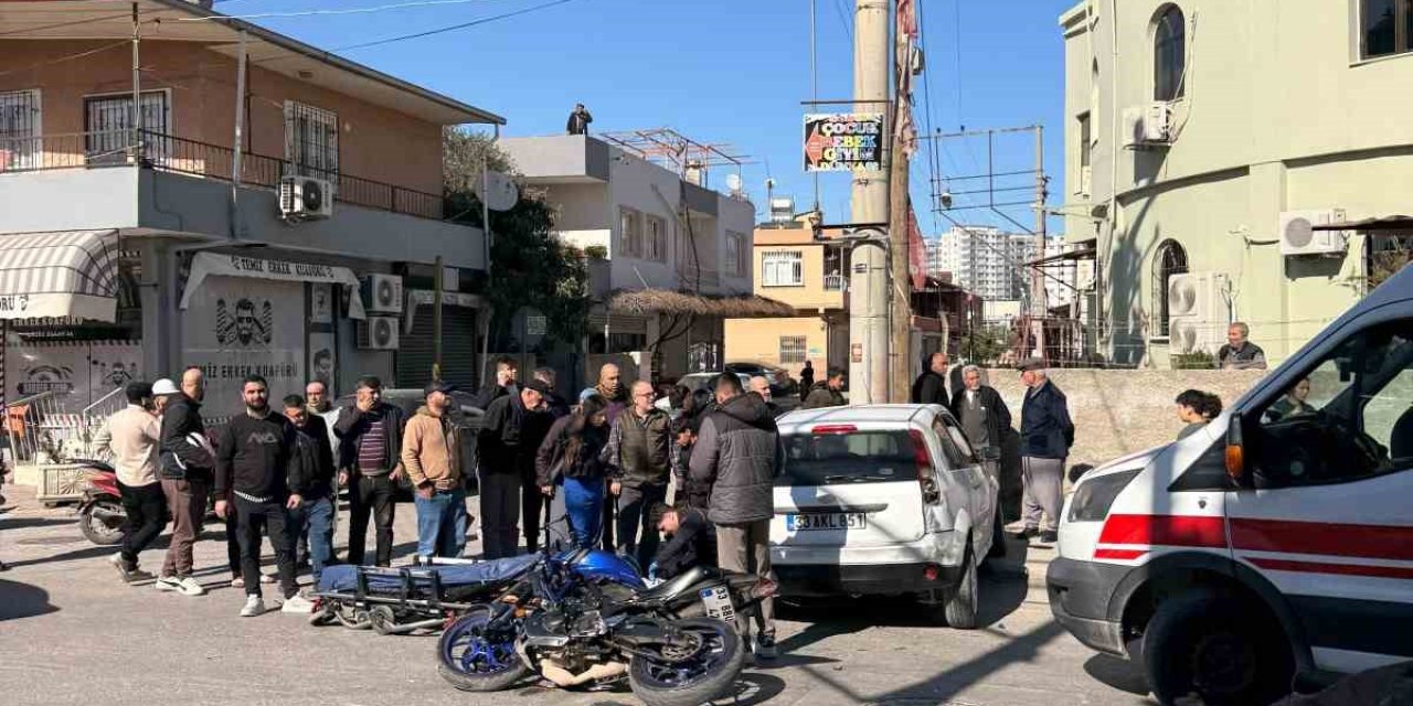 Tarsus’ta Otomobil İle Motosiklet Çarpıştı: 2 Yaralı