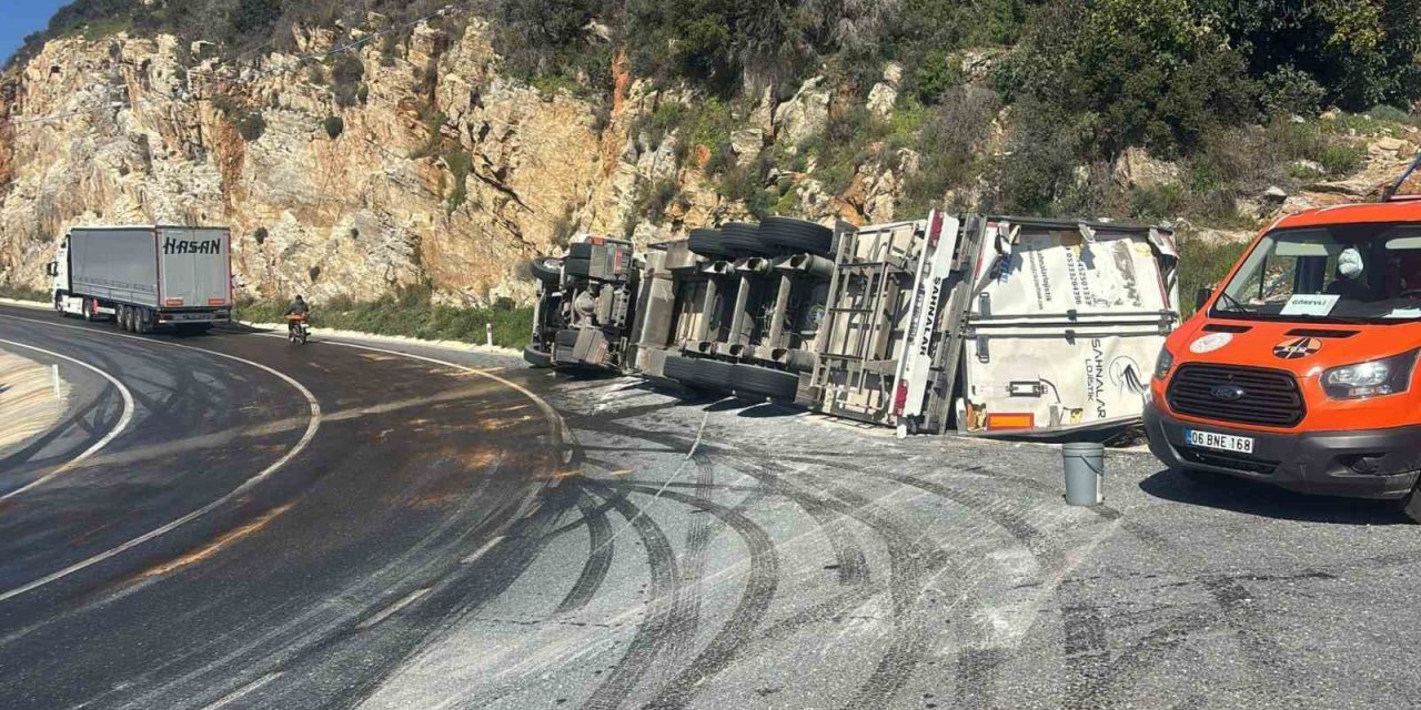 Gazipaşa’da Muz Yüklü Tır Devrildi