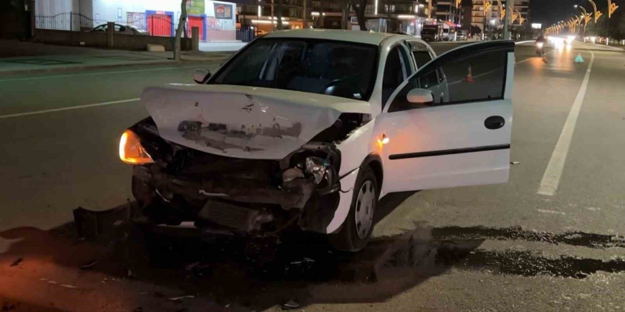 Kırmızı Işıkta Bekleyen Otomobile Arkadan Çarptı: 1 Yaralı