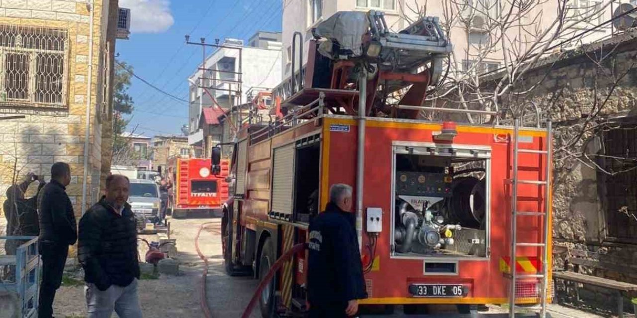 Mut’ta Bir Evin Çatı Katında Çıkan Yangın Korkuttu