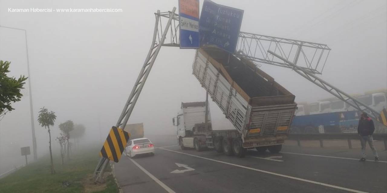 Tırın Havada Giden Dorsesi Tabelaya Takıldı