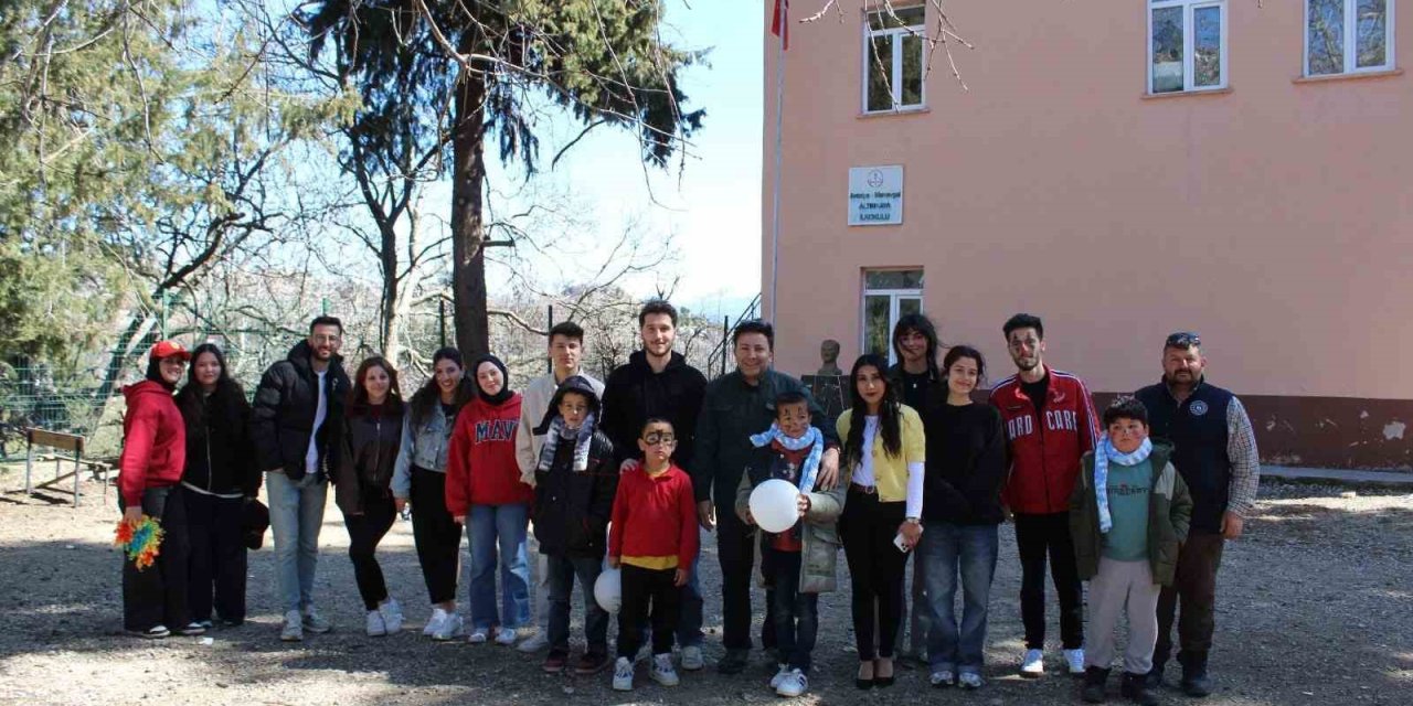 Üniversite Öğrencileri Köy Okulunu Yeniledi