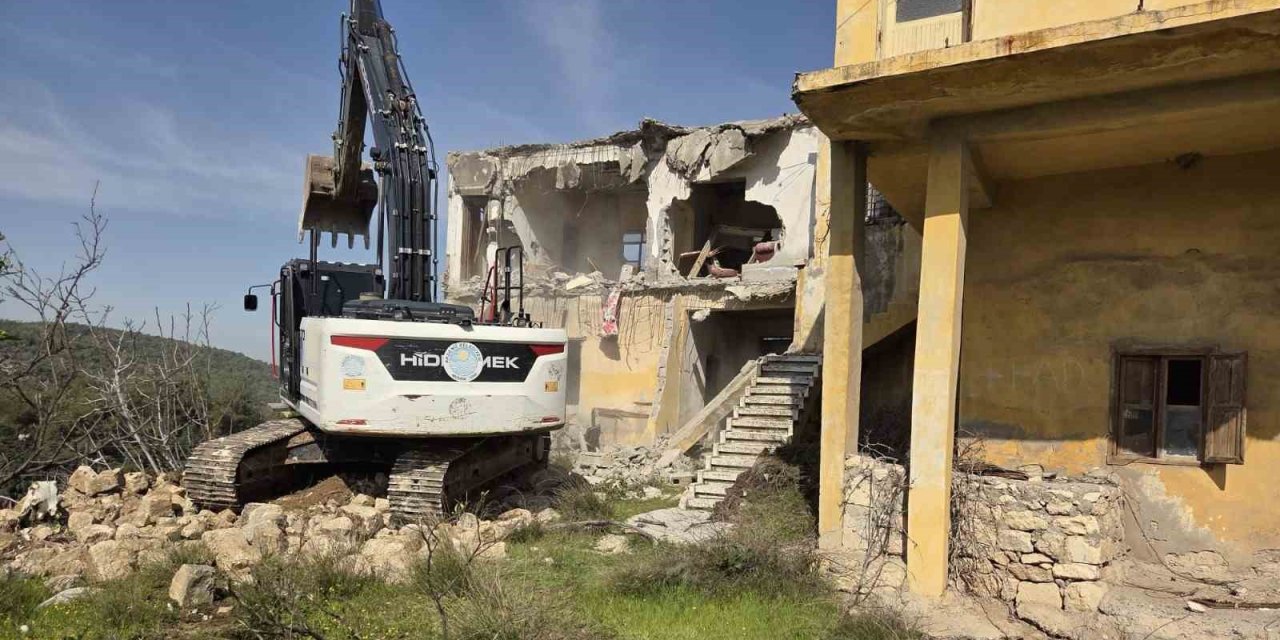 Akdeniz’de Metruk Binalar Bir Bir Yıkılıyor