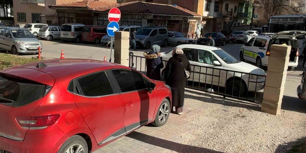 Otoparkta Sürücüleri Mahsur Bıraktı, Gelince De "bilemedim Ki" Dedi