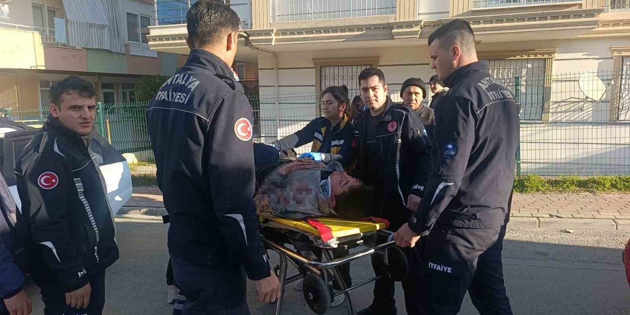 Antalya’da Otomobil Elektrik Direğine Çarptı: 3 Yaralı
