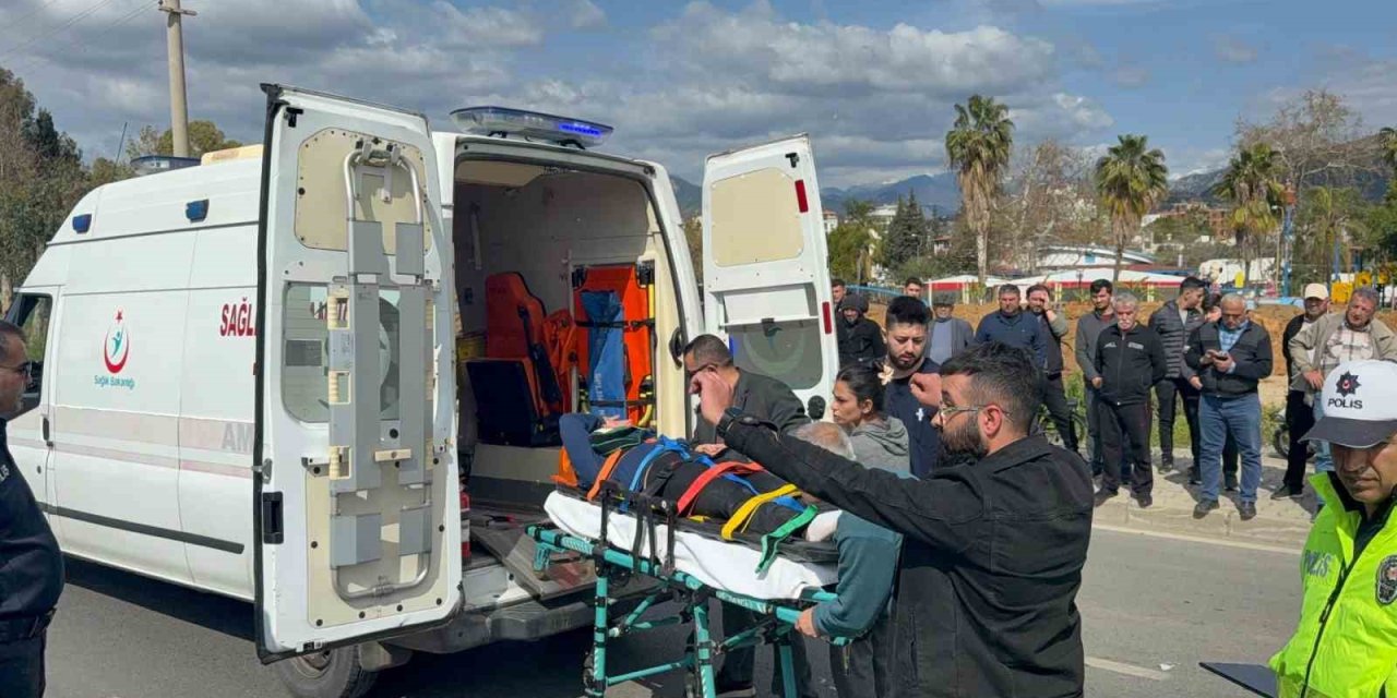 Antalya’da Motosiklet Hafif Ticari Araçla Çarpıştı: 2 Yaralı