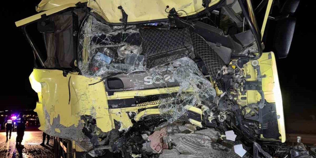 Konya’da Kamyon Tıra Arkadan Çarptı: 1 Yaralı