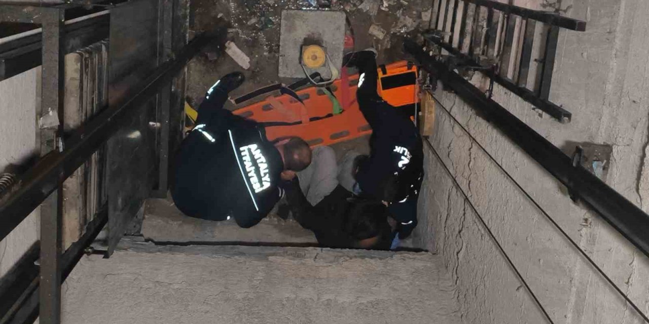 Arızalanan Asansörü Kontrol Etmek İsterken Asansör Boşluğuna Düştü