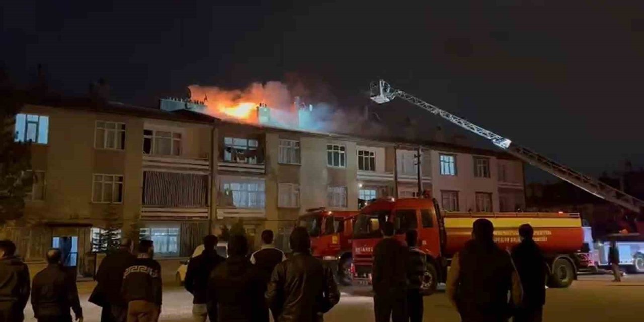 Konya’da 3 Katlı Apartmanın Çatısında Yangın Paniği