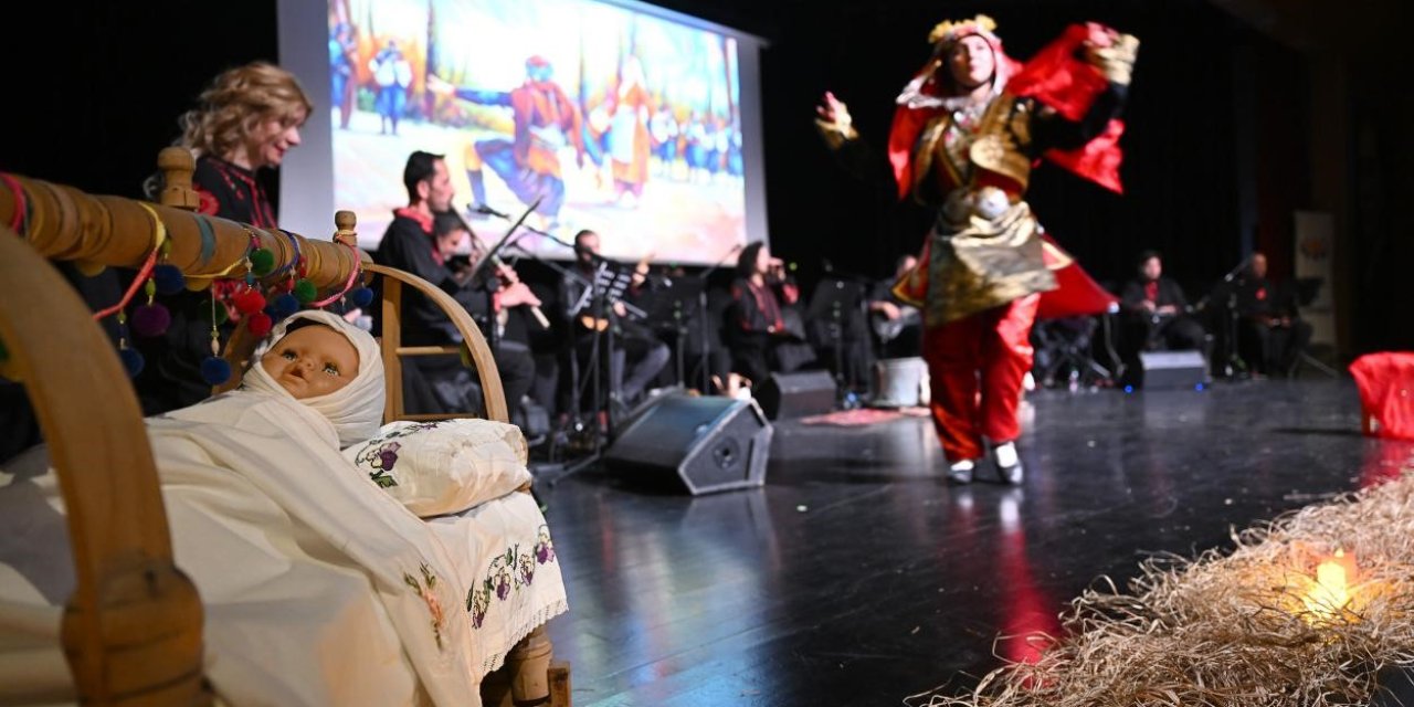 Mersin’de ‘ilmek İlmek Kadın’ Gösterisi İzleyenleri Duygulandırdı