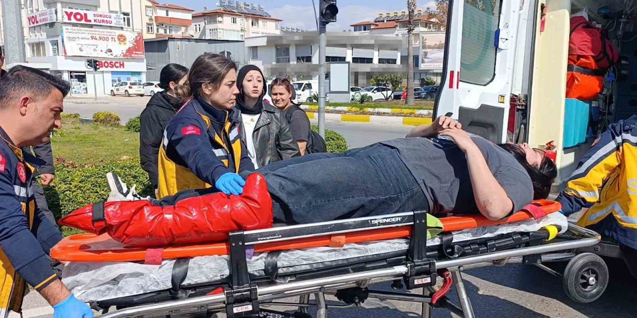 Kavşaktan Dönmeye Çalışırken Motosikleti Devirdi: 1 Yaralı