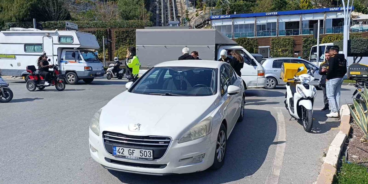 Kırmızı Işıkta Geçip Kaza Yaptı, Ehliyetine 1 Ay El Konuldu