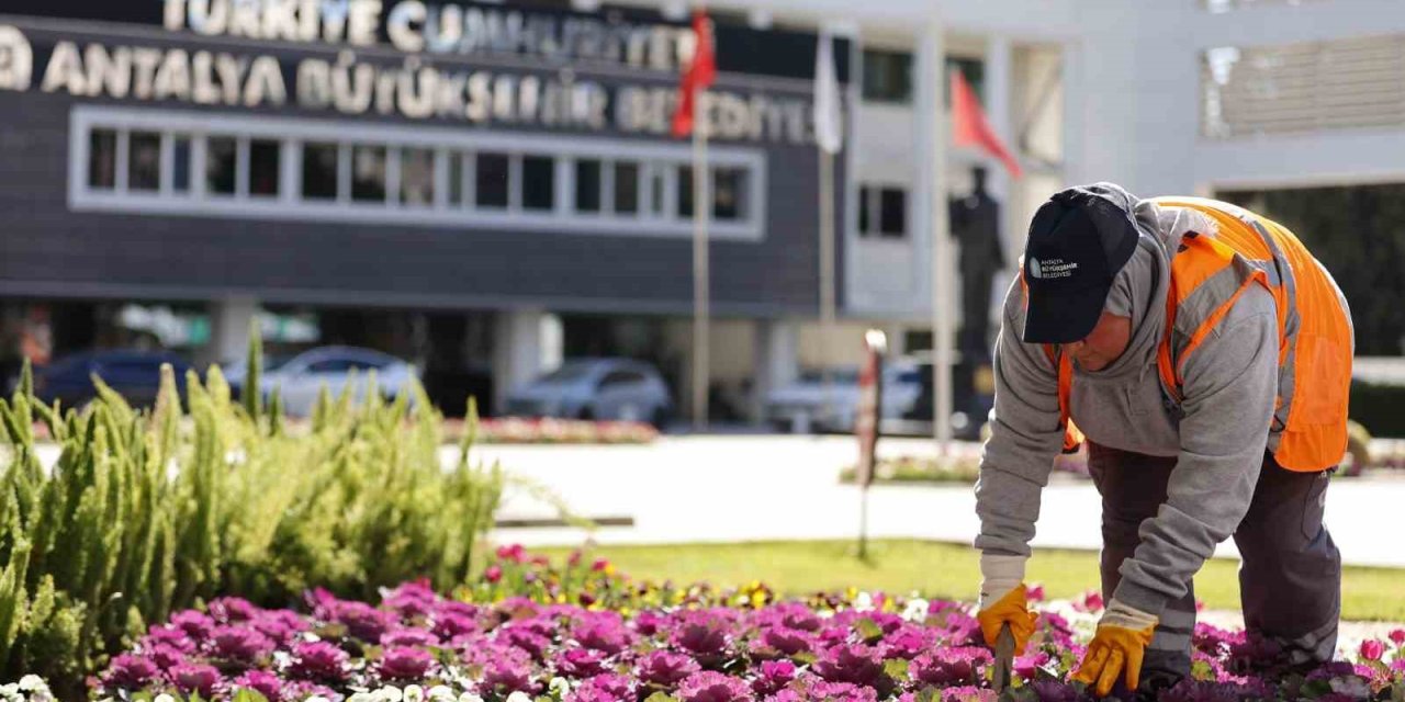 Antalya Büyükşehir Belediyesi İle Şehre Kadın Eli Değiyor