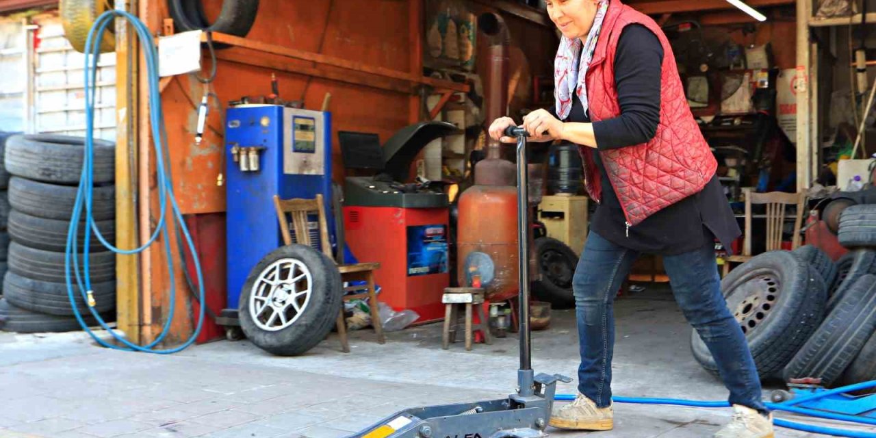 Oto Lastik Tamirine Kadın Eli Değdi: Elinde Krikoyu Gören Şoförler Şaşırıyor