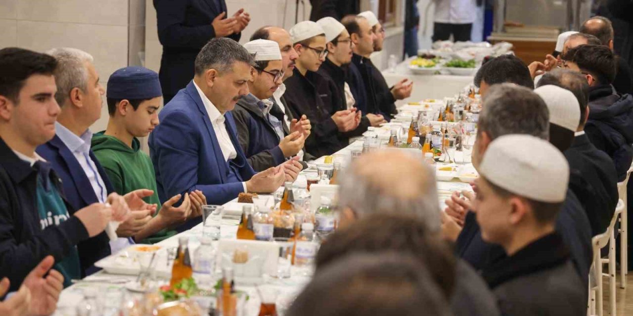 İçişleri Bakanı Mustafa Çiftçi, Kur’an Kursu Öğrencileriyle Sahur Yaptı