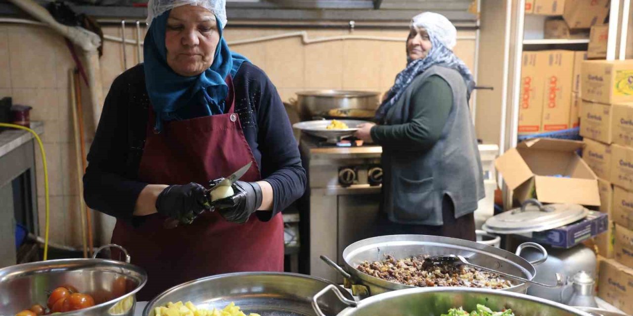 Emekli Sema Öğretmen Aşevinde Engelli Ve Kimsesizlere "anne" Oldu