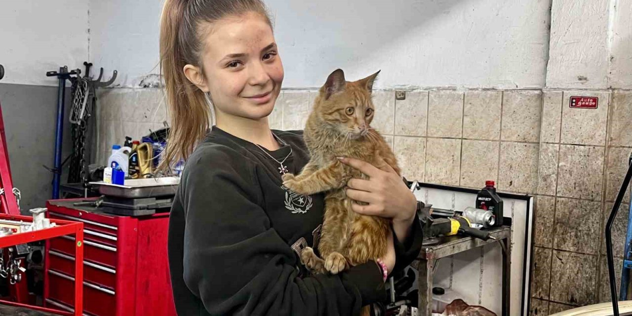 Sanayinin 17 Yaşındaki Oto Tamircisi Kadın Ustası