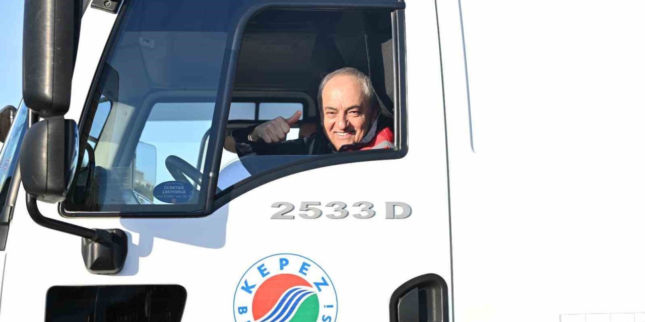 Başkan Kocagöz İşçi Elbisesini Giydi, İş Makinesinin Başına Geçti