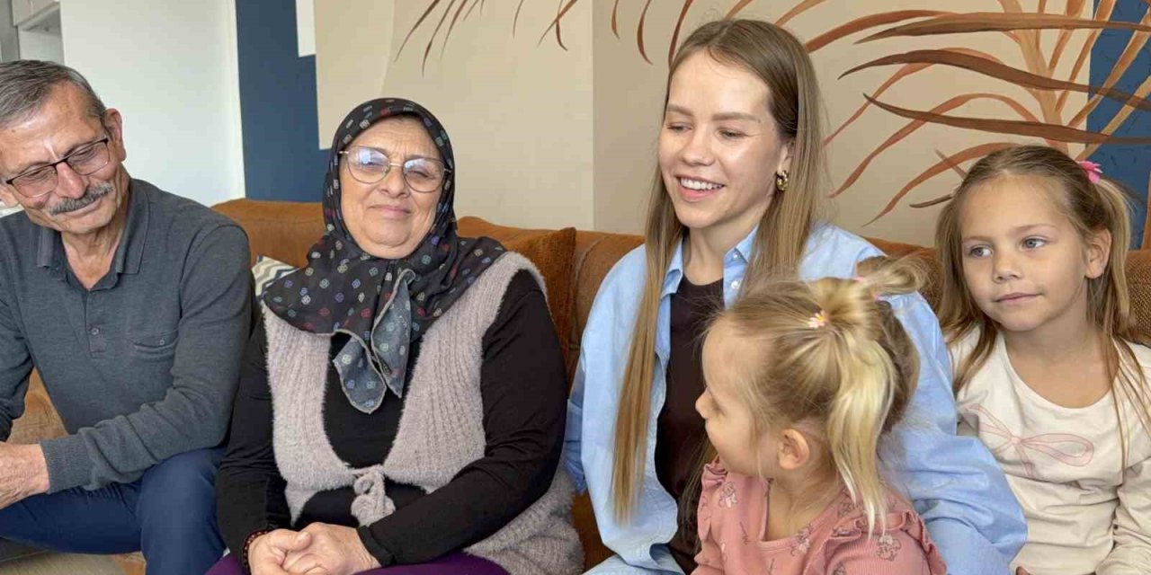 Türk Eşinin Babaannesine Abdest Aldırıp Seccadesini Serdi, 11 Milyon İzlenip Gönüllerin Gelini Oldu