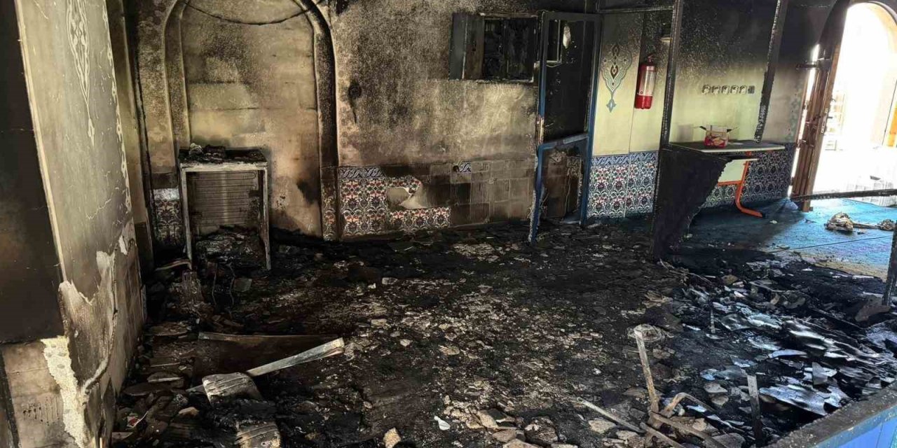 Mersin’de Camide Çıkan Yangın Hasara Yol Açtı