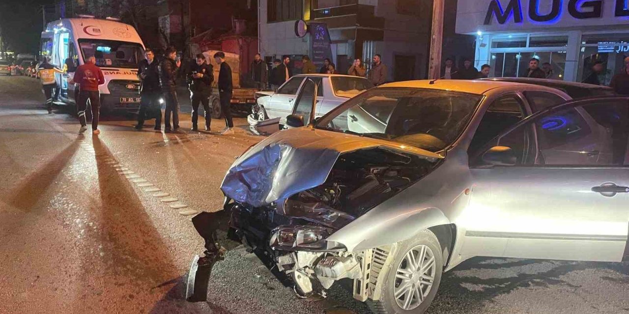 Park Halindeki Araca Çarpan Otomobil Kamerada: 2 Yaralı