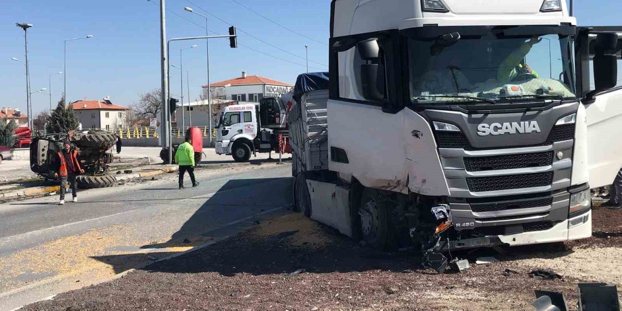 Tırın Çarptığı Traktör İkiye Bölündü, Sürücüsü Yaralı Kurtuldu