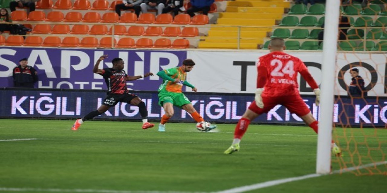 Trendyol Süper Lig: Corendon Alanyaspor: 0 - Gençlerbirliği: 0 (ilk Yarı)