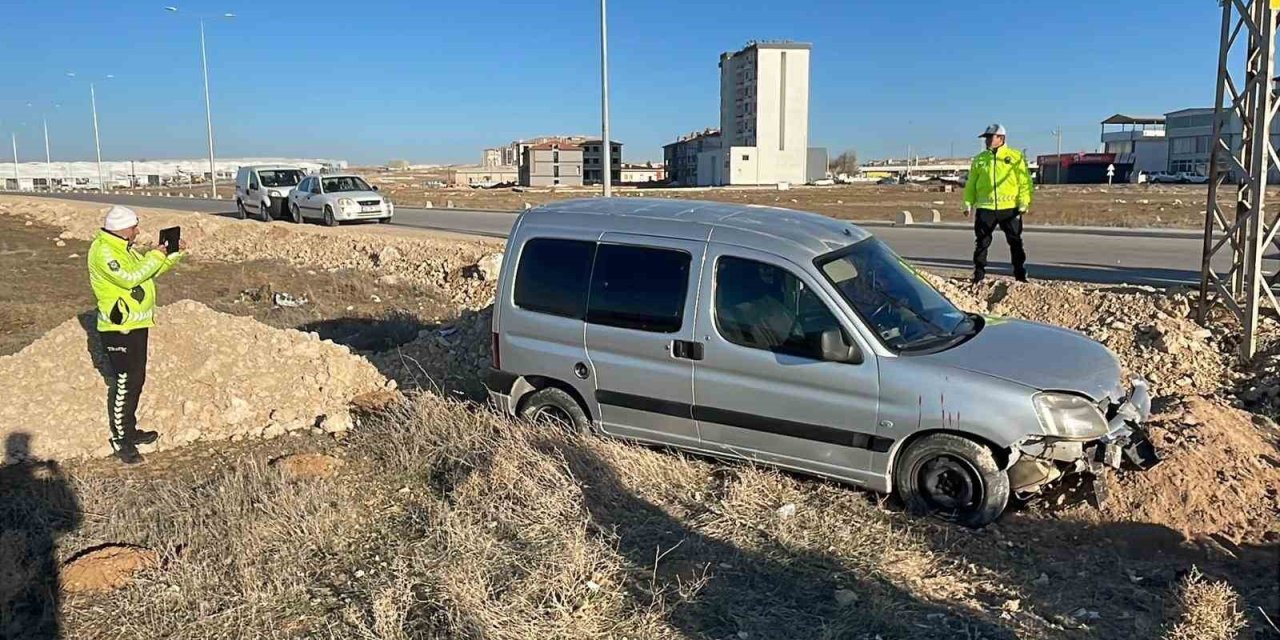 Karaman’da Yoldan Çıkan Hafif Ticari Aracın Sürücüsü Yaralandı