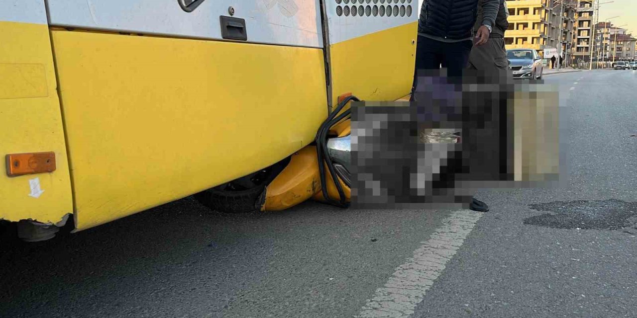 Motosikletli Kurye Belediye Otobüsüne Çarptı: 1 Yaralı