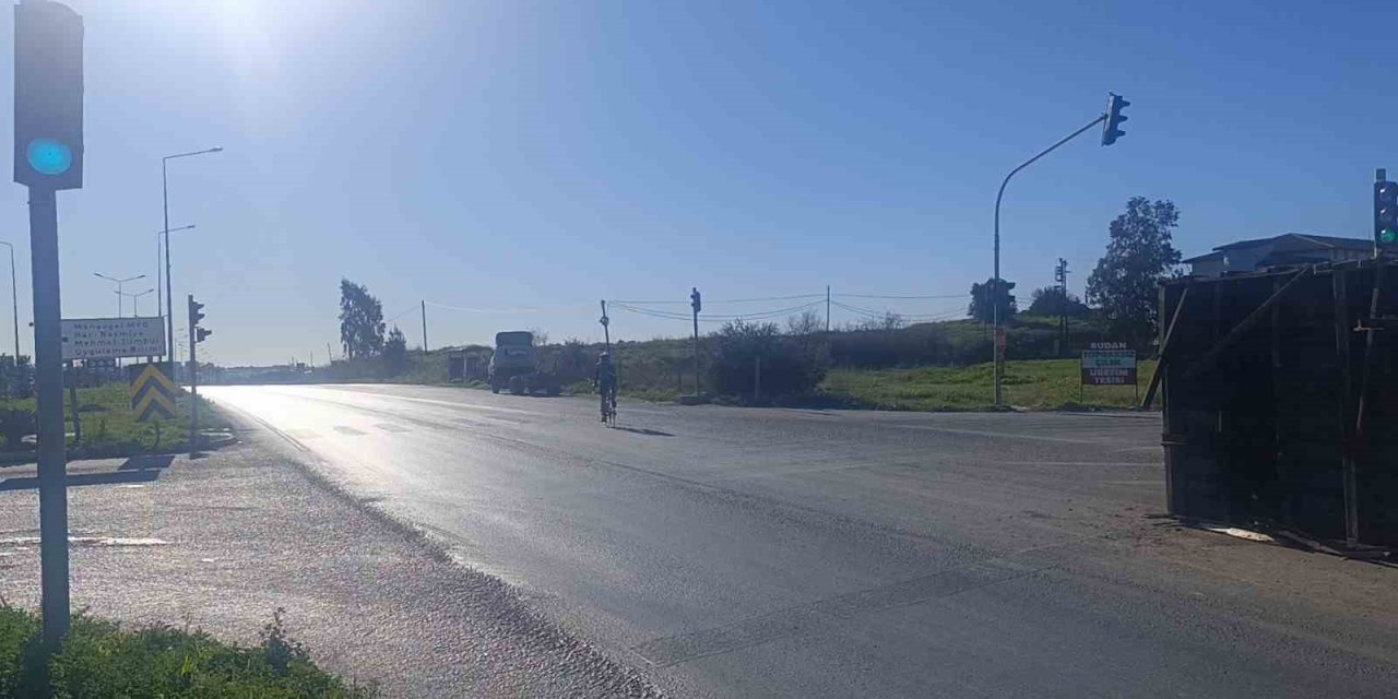 Antalya’da Muz Yüklü Kamyonun Kasası Yola Savruldu